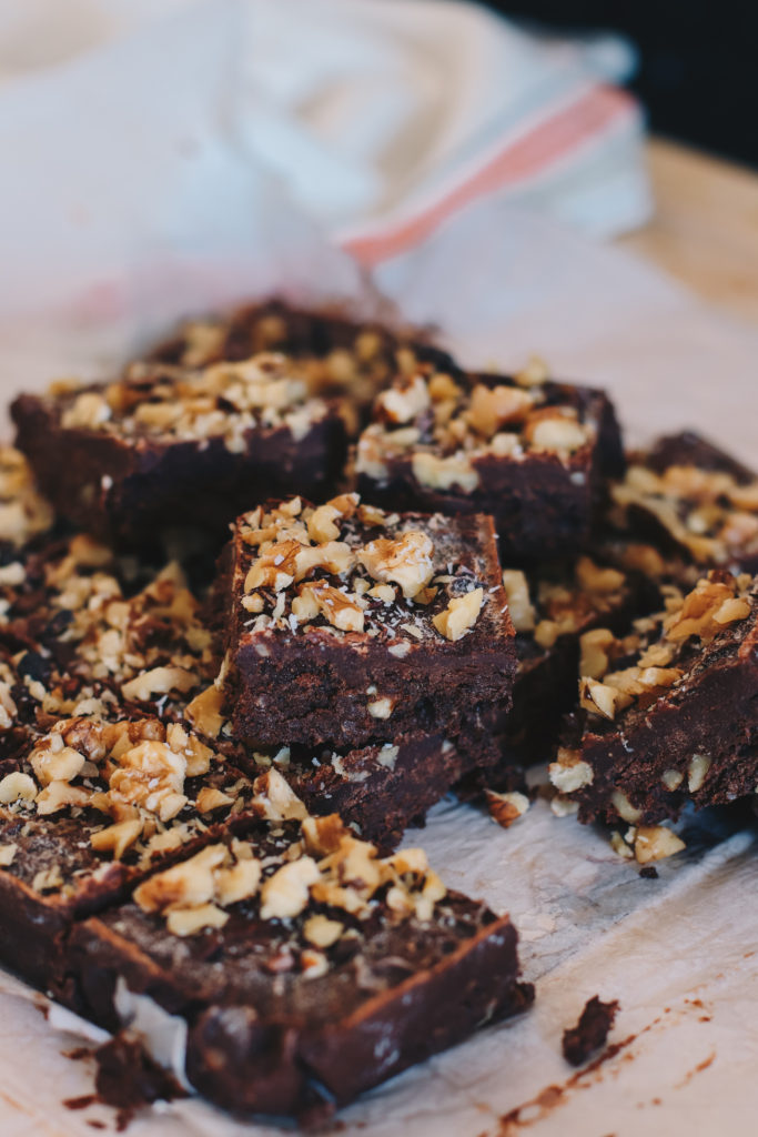 Raw Walnut & Oat Brownies – VeggieJeva